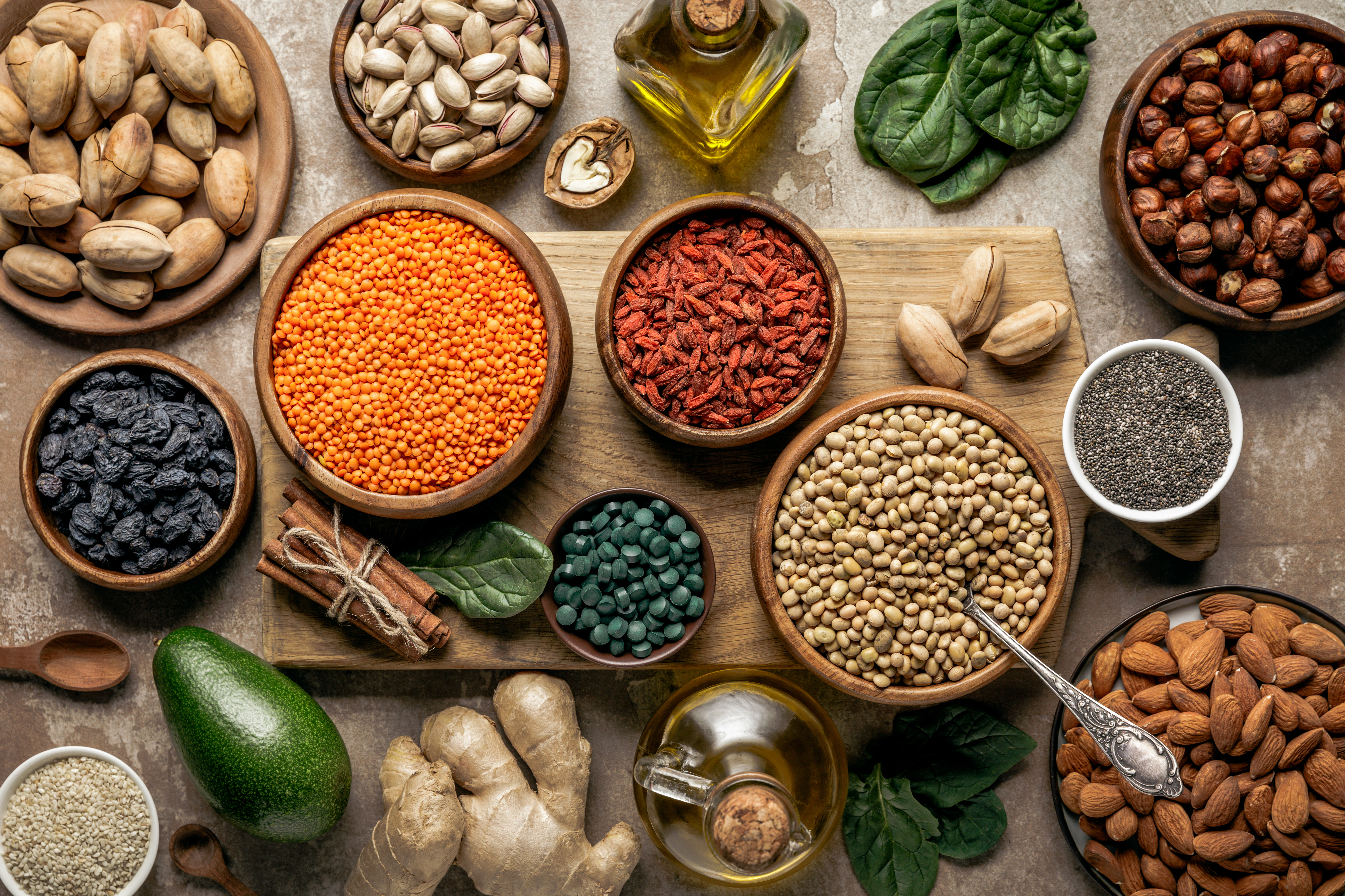 flat lay of legumes, superfoods and healthy ingredients on wooden board with rustic background, Sunn mat COLOURBOX36334954.jpg