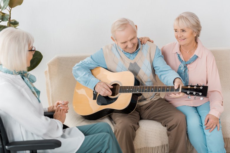 Cochrane: Personer med demens kan få det bedre med musikkterapi
