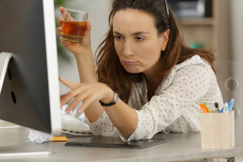 Mindre alkoholbruk, men mer alkoholskader blant folk med lav utdanning (FHI)