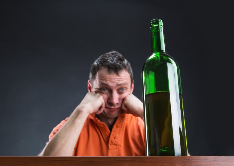 Psykiske problem kombinert med høgt alkoholinntak aukar risikoen for tidleg død (FHI)
