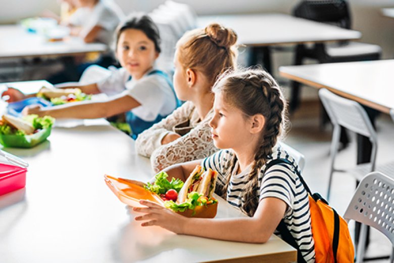 Usikkert om gratis skolemat gir bedre kosthold hos skoleelever