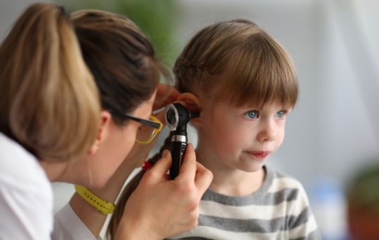 Hjelper adenoidektomi mot serøs mellomørebetennelse hos barn?