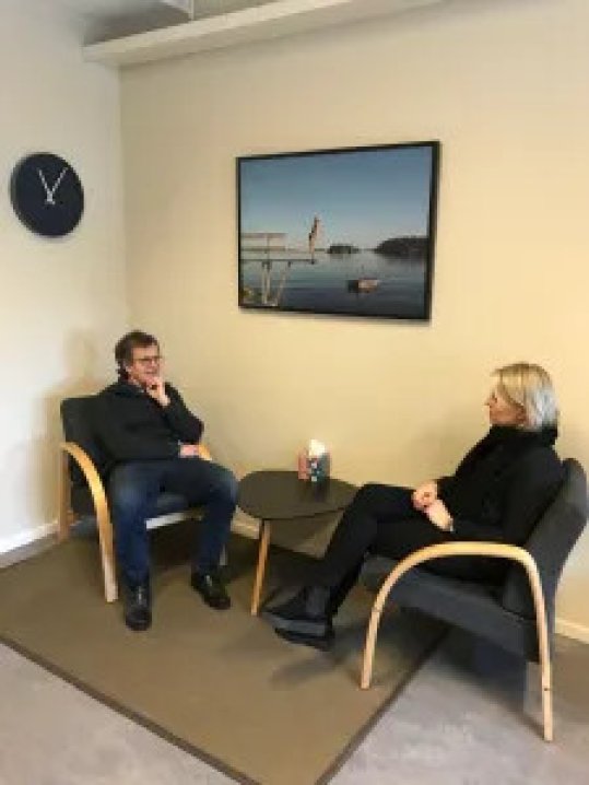 Helsepersonells erfaringer med å dele egen sorg i pasientmøter (Erfaringskompetanse.no)