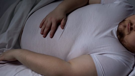 Fedme og søvnforstyrrelser forsterker hverandre