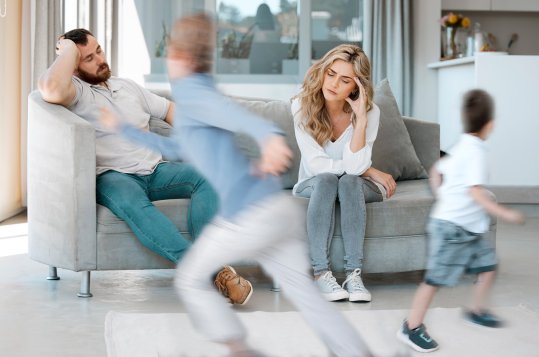Hva skriver oppslagsverkene og retningslinjene om utvikling av ADHD-behandling?
