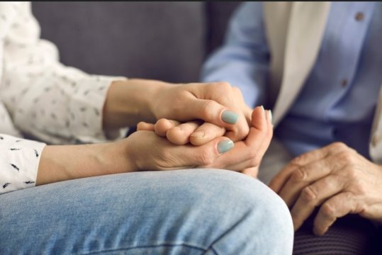 Helsepersonells erfaringer med å dele egen sorg i pasientmøter (Erfaringskompetanse.no)