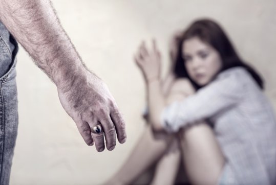 Den skjulte volden: Terapeuter avdekker kun et fåtall tilfeller av vold i nære relasjoner (FHI.no)